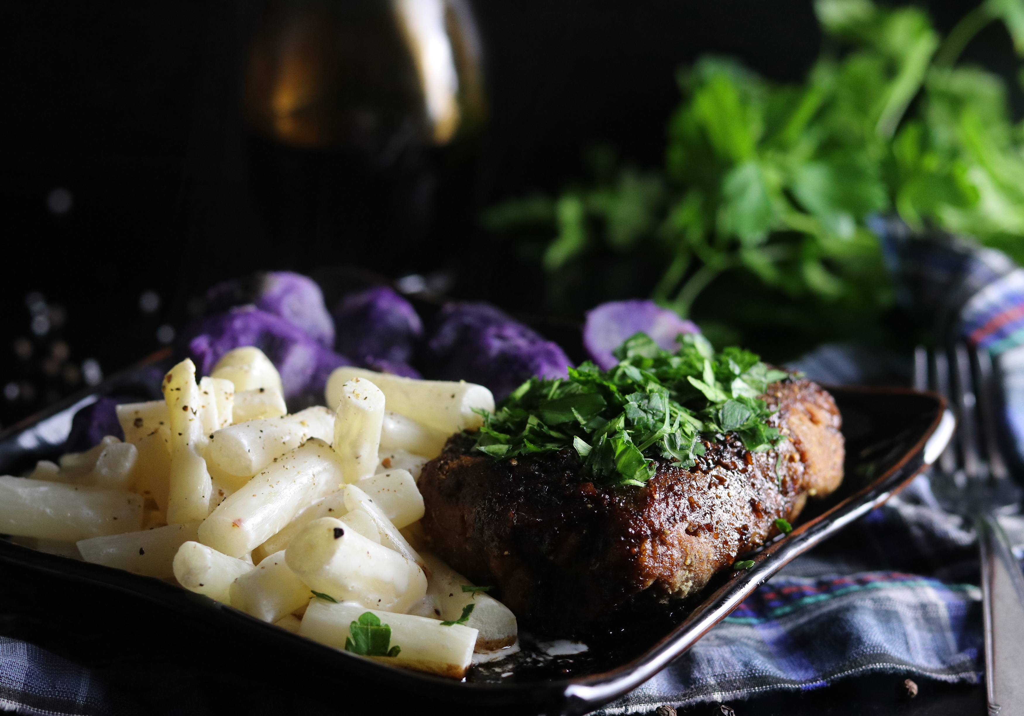 Vegane Steaks mit Balsamico-Reduktion, Kartoffeln und Schwarzwurzeln