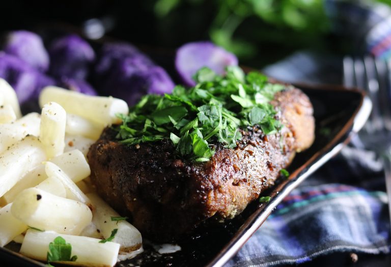 Vegane Steaks mit Balsamico-Reduktion, Kartoffeln und Schwarzwurzeln