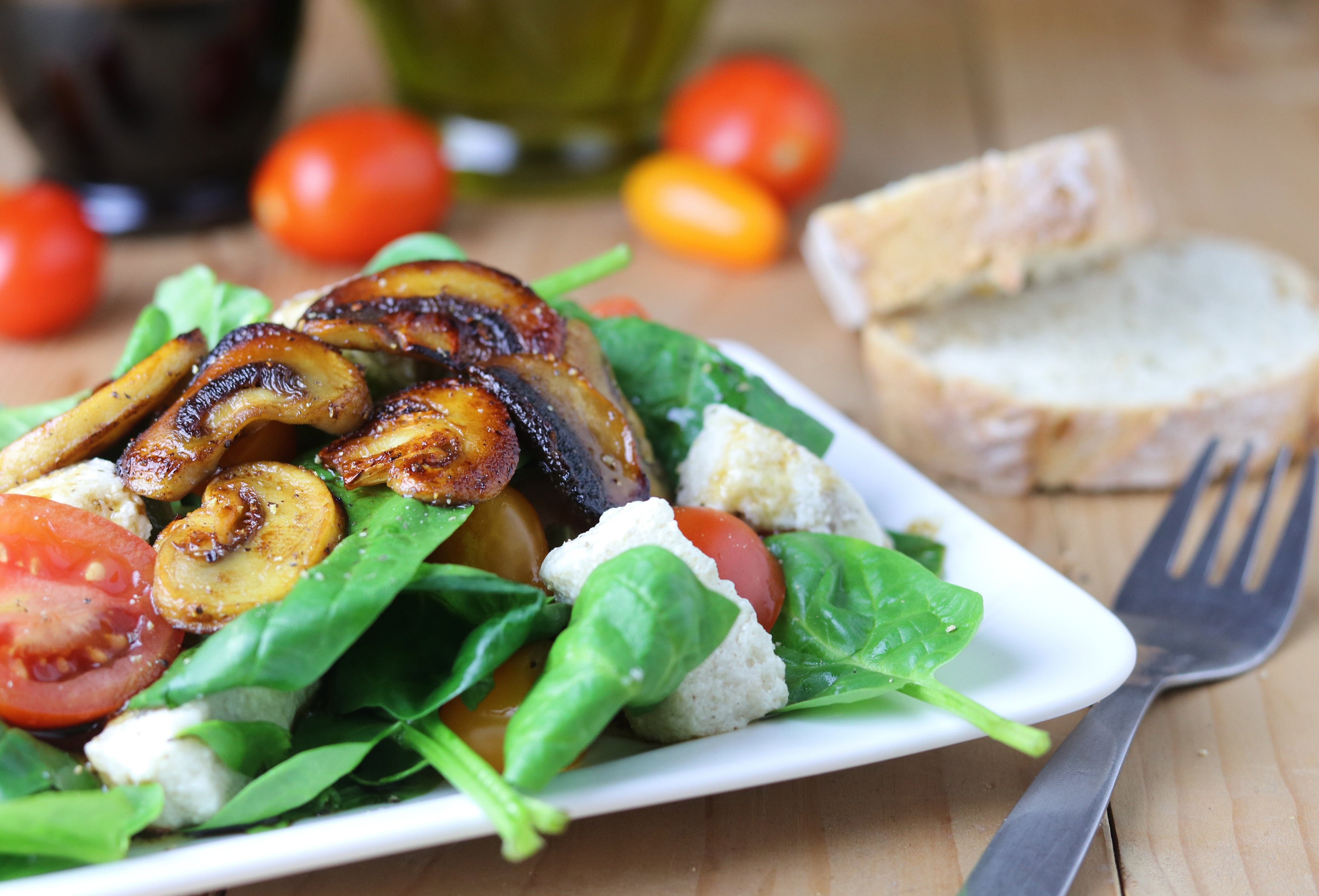 Spinatsalat Mit Mozzarella Und Gebratenen Pilzen Dailyvegan