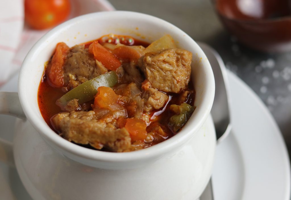 Vegane Ungarische Gulaschsuppe in einer Suppentasse
