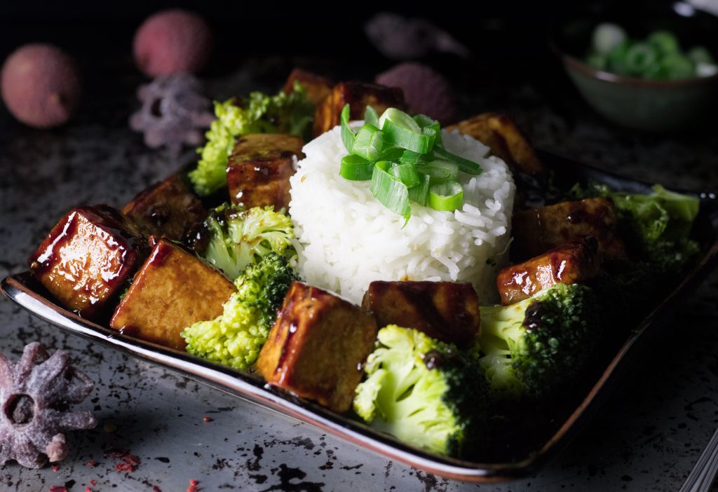 Asiatischer Knoblauch-Tofu mit Reis und Brokkoli