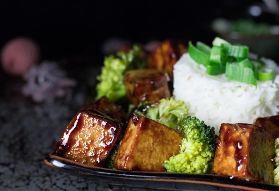 Asiatischer Knoblauch-Tofu mit Reis und Brokkoli - Dailyvegan