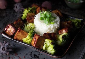 Knoblauch-Tofu mit Reis und Brokkoli