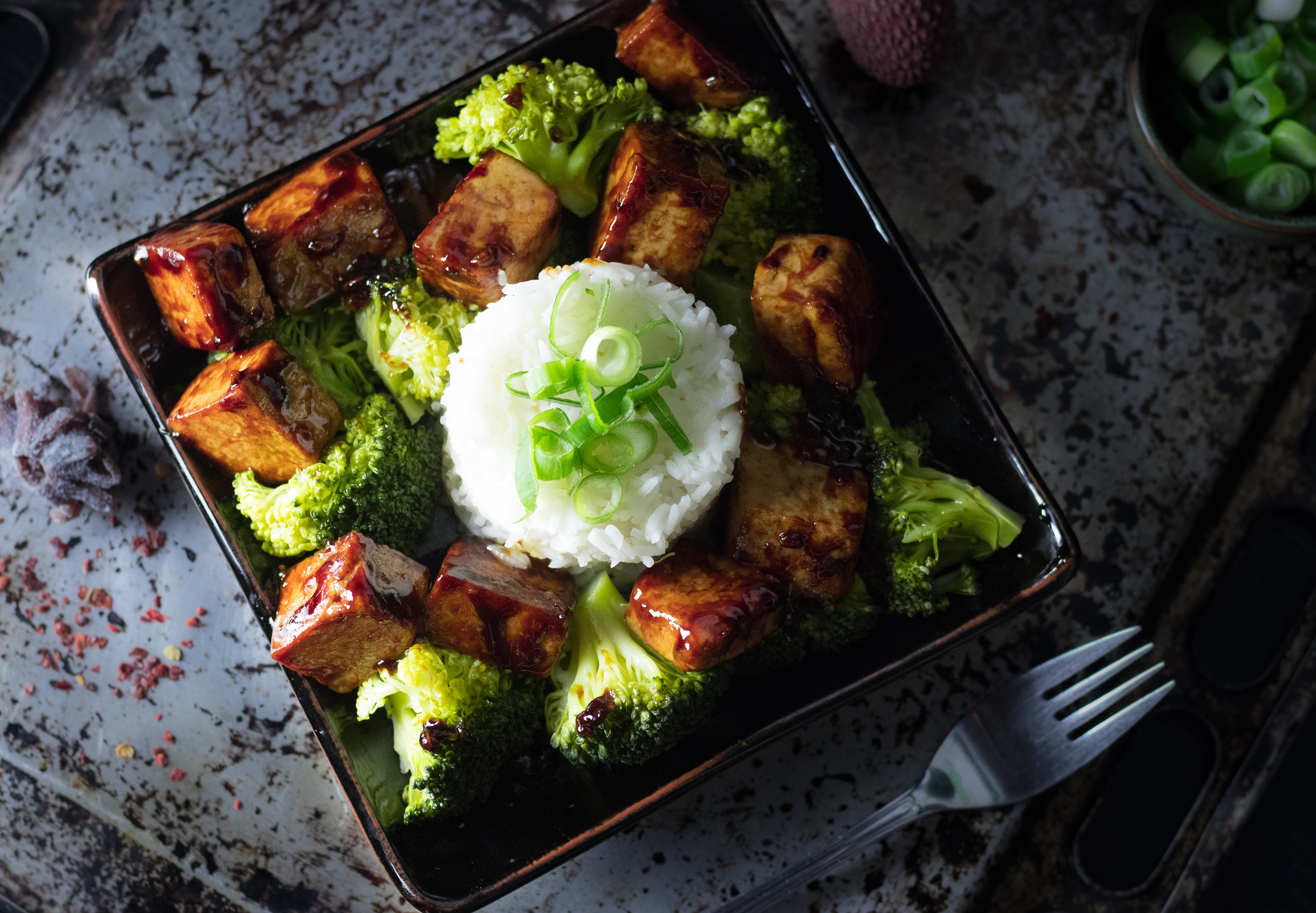 Knoblauch-Tofu mit Reis und Brokkoli