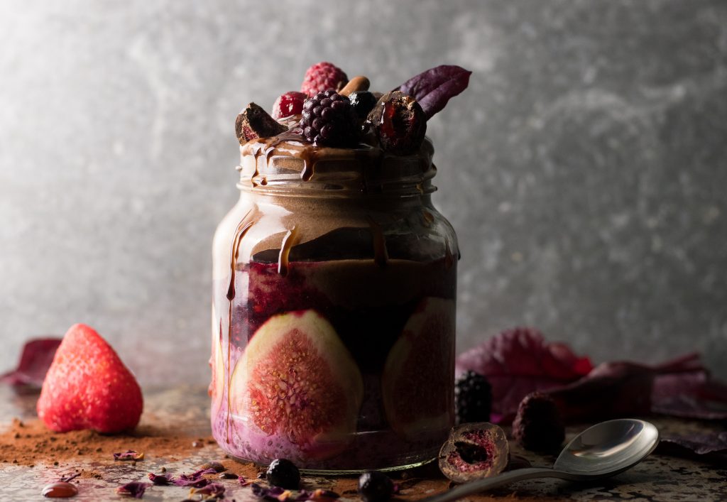 Beeren-Chiapudding, Schoko-Nicecream und Früchte