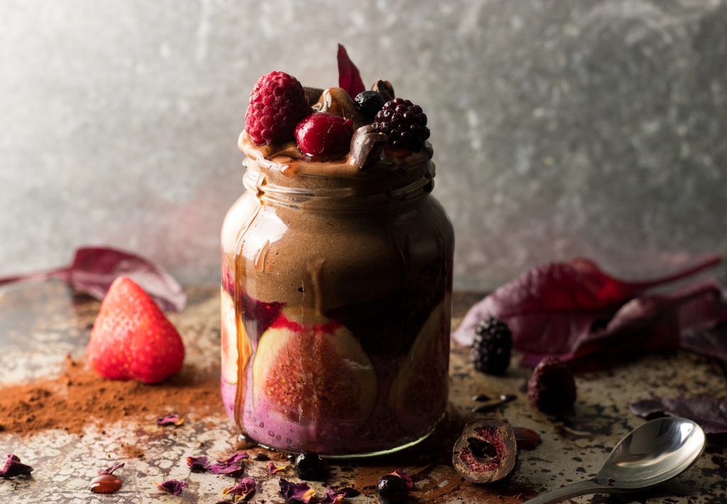 Beeren-Chiapudding, Schoko-Nicecream und Früchte