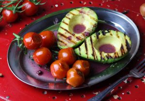 Saftige Tomaten und Avocado