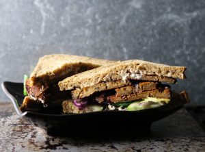 Rauchiges Ahorn-Seitan-Sandwich