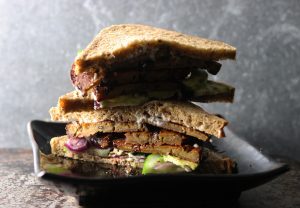 Rauchiges Ahorn-Seitan-Sandwich