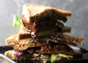 Rauchiges Ahorn-Seitan-Sandwich