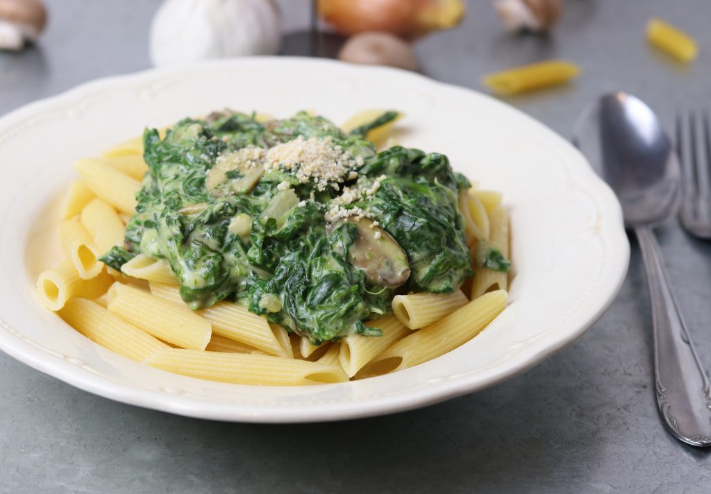 Penne mit Spinat-Sahne-Soße, schnell, einfach und lecker! - Dailyvegan