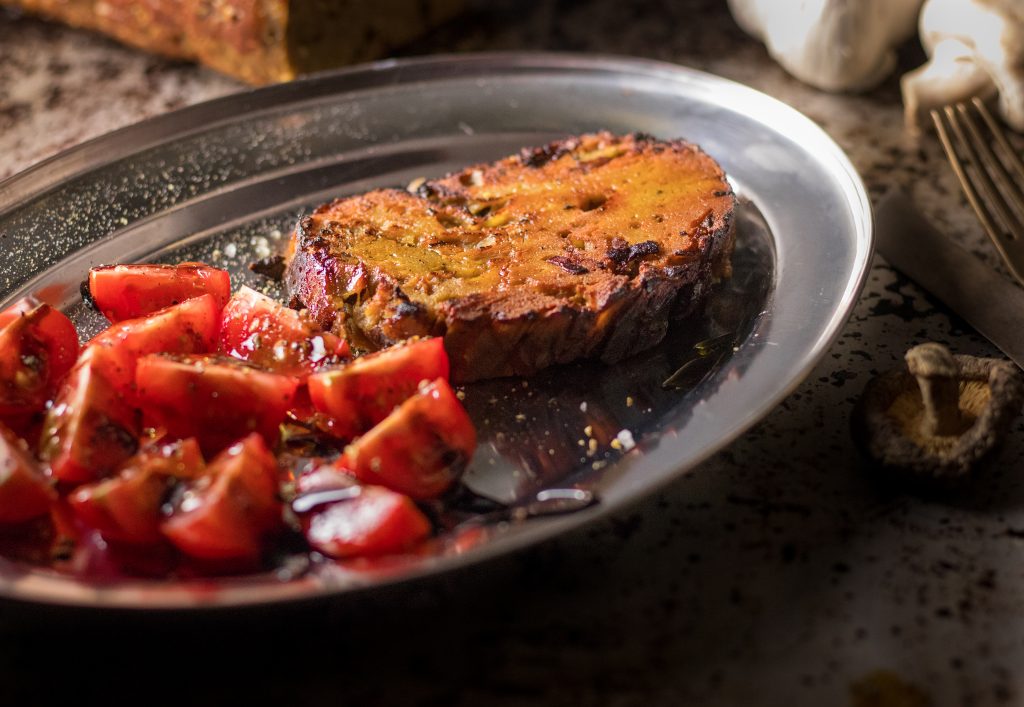 Mein Seitan Pilz Roast lässt sich wunderbar dünn schneiden und auf Brot essen oder in dickeren Scheiben als vegane Bratstücke zubereiten.