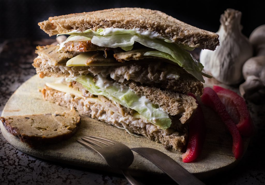 Rauchiges Ahorn-Seitan-Sandwich mit Seitan Pilz Roast