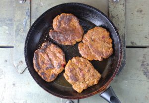 Braten der veganen Steaks