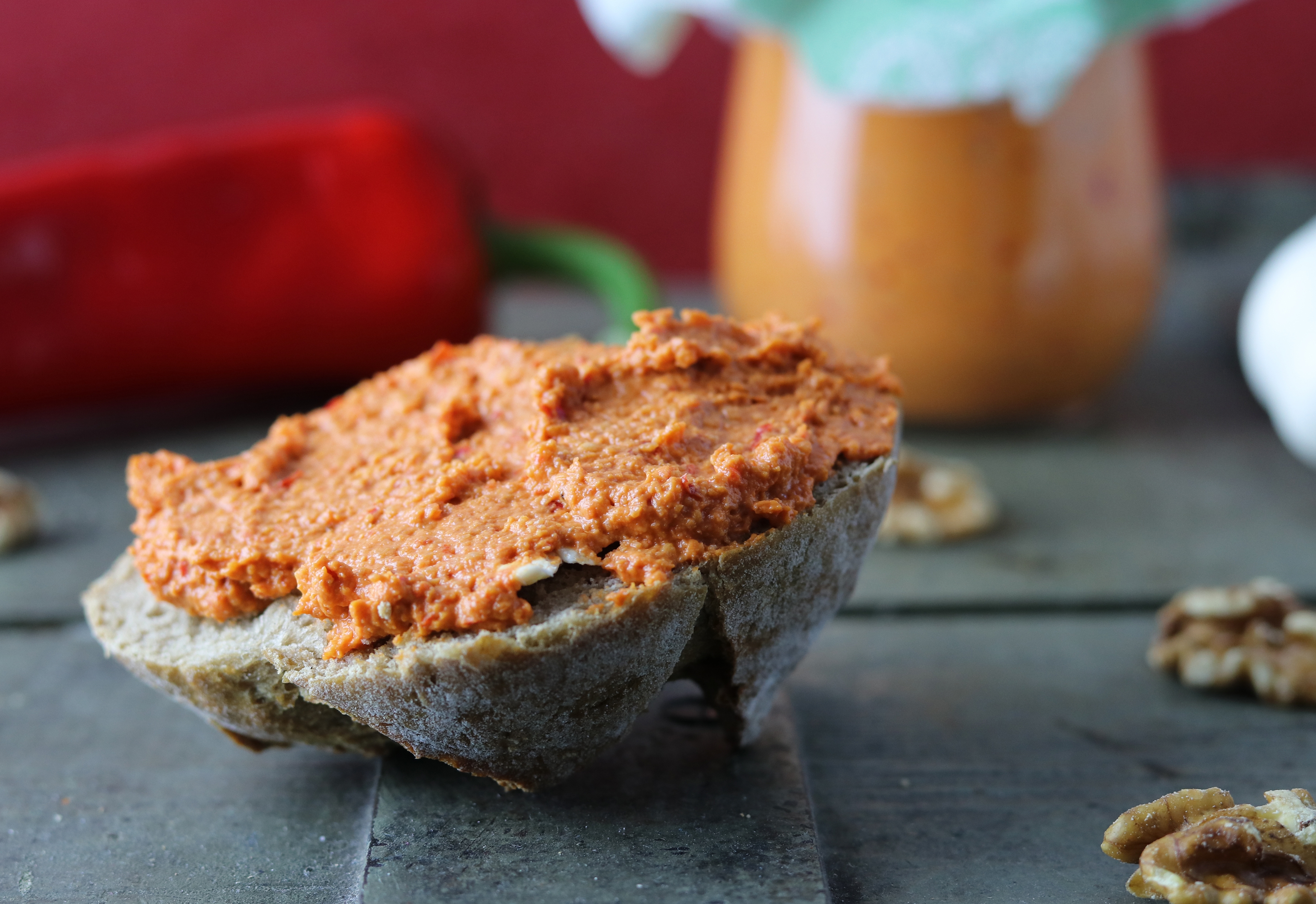 Walnuss-Paprika-Paste, ein gesunder Brotaufstrich - Dailyvegan