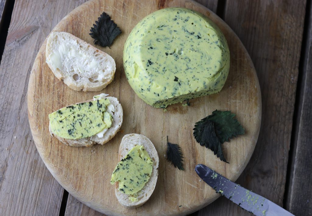 Als ich noch Vegetarier war, habe ich Brennnesselkäse geliebt! Jetzt mache ich ihn vegan selber.