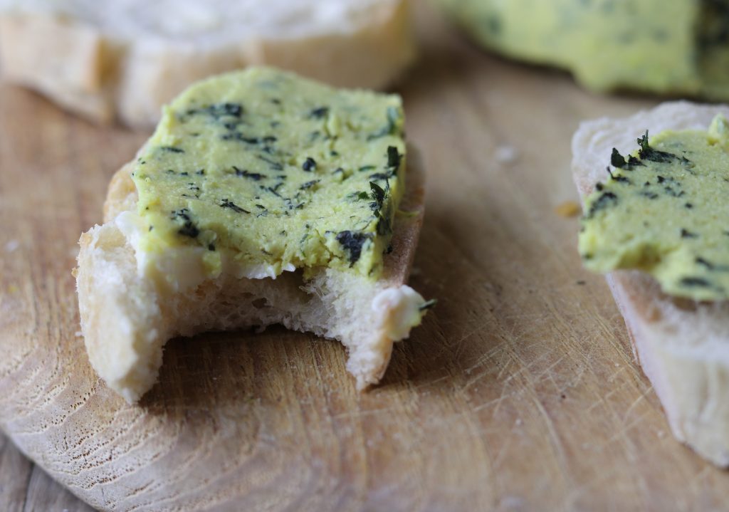 Die Brennnesseln für den Käse kannst Du entweder selbst ernten oder getrocknet kaufen.