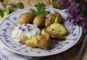 Pellkrtoffeln mit Giersch-Gundermann-Quark