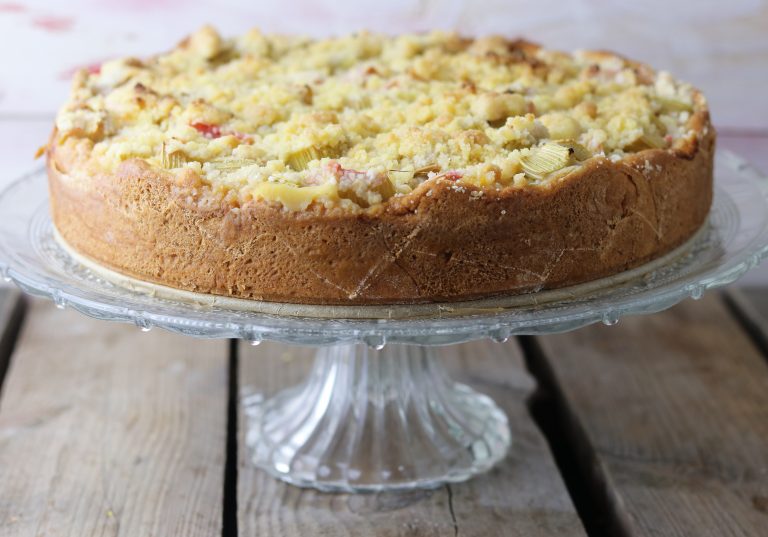 Rhabarberkuchen mit Streuseln und Puddingfüllung - Dailyvegan