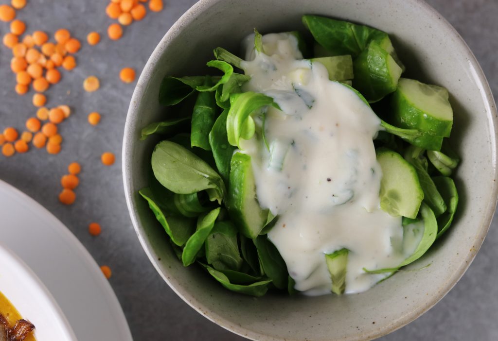 Salat mit indischem Joghurt-Dressing