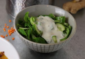 Salat mit indischem Joghurt-Dressing