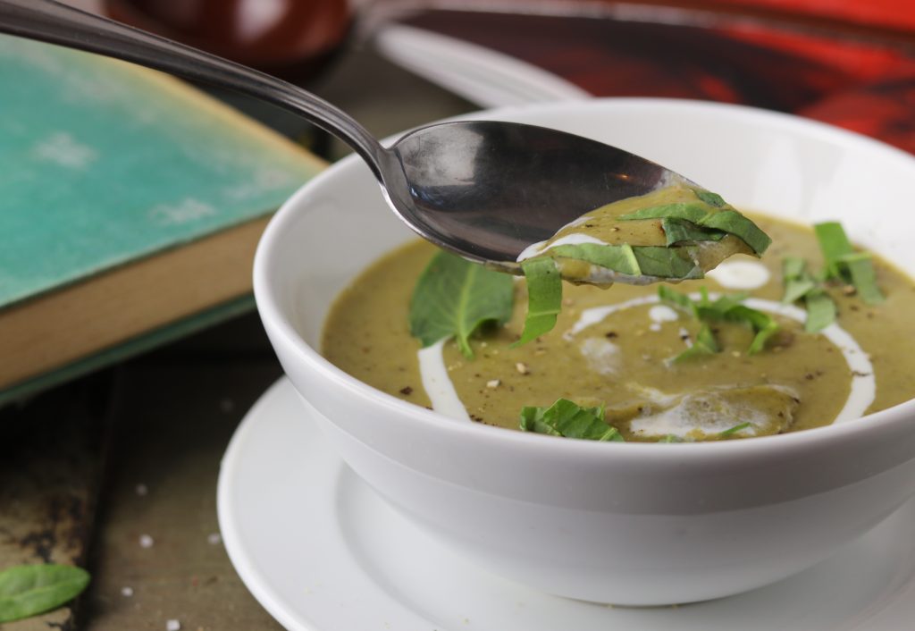 Sauerampfersuppe mit Löffel