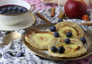 Apfel-Eierkuchen mit Blåbärssoppa