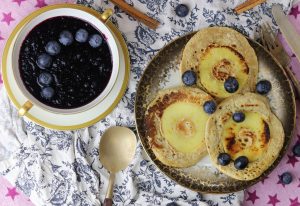 Apfel-Eierkuchen mit Blåbärssoppa