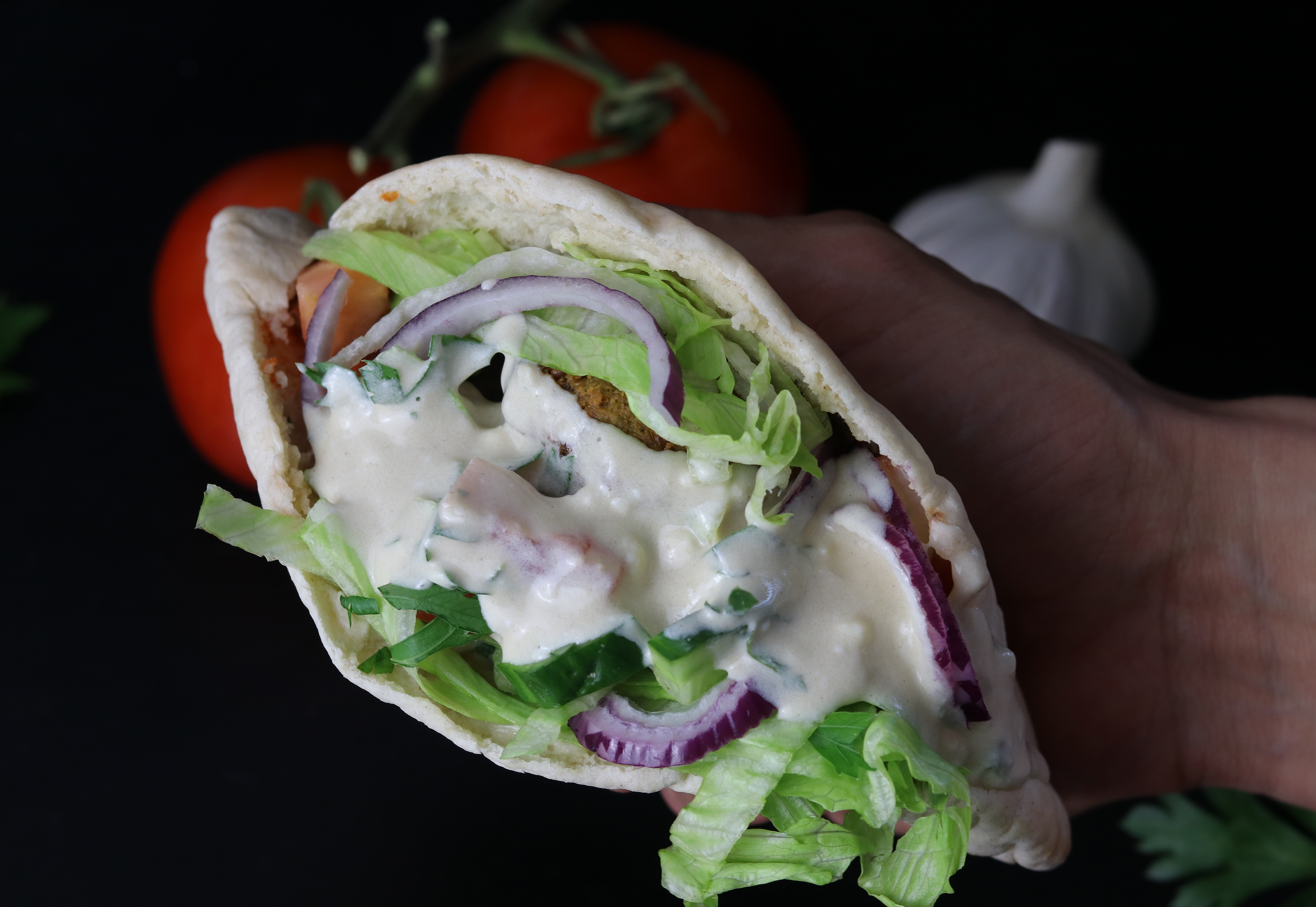 Falafel im Brot auf Männerhand