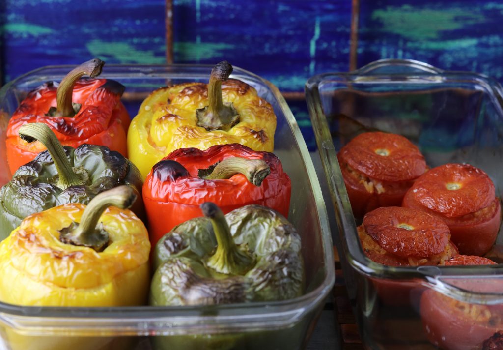 Gemista: Gefüllte, gegarte Parika und Tomaten in Auflaufformen