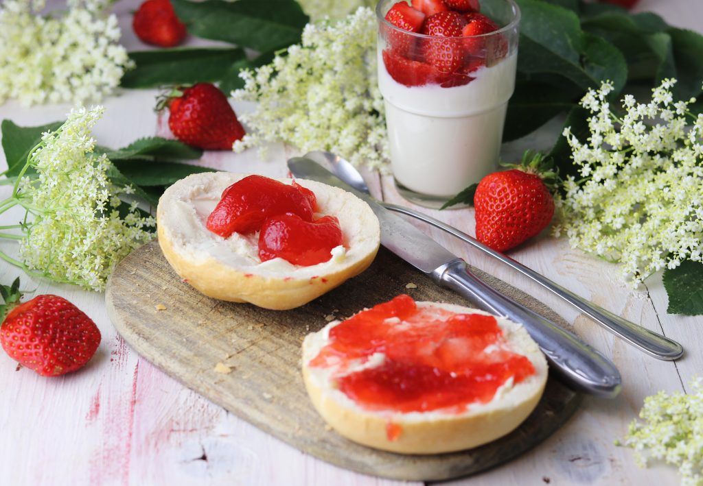 Holunderblüten-Erdbeer-Marmelade - Dailyvegan - auf&amp;#39;s Brot