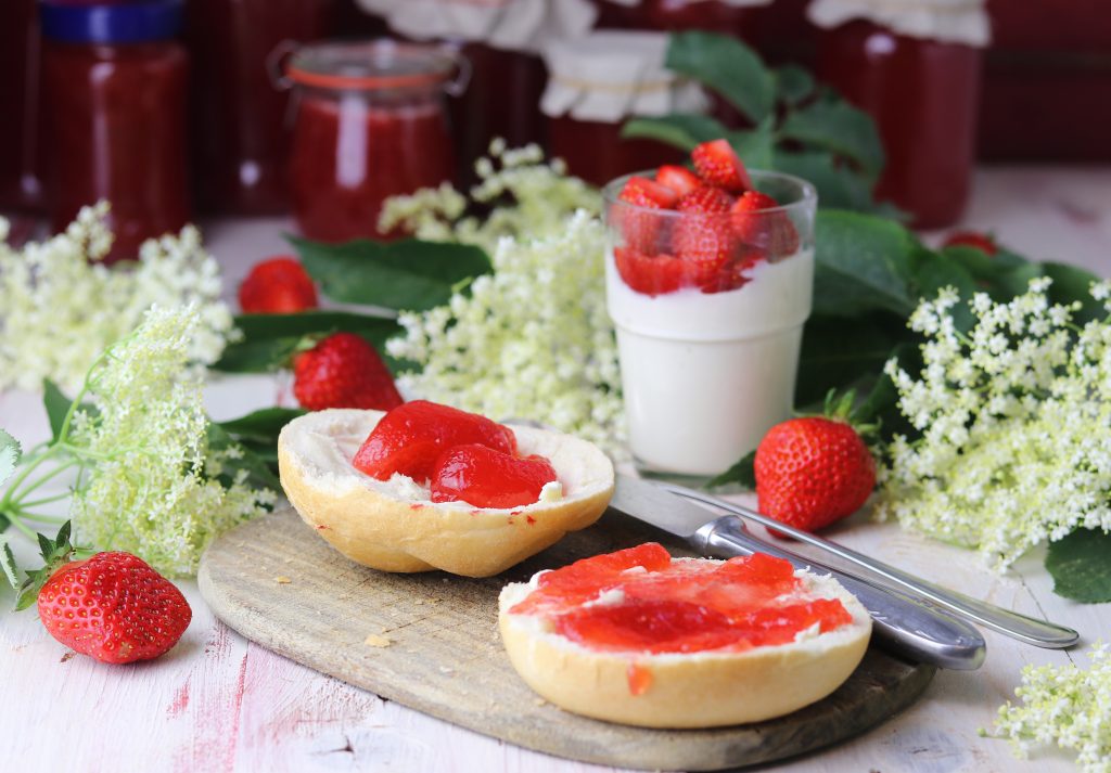 Holunderblüten-Erdbeer-Marmelade - Dailyvegan - auf&amp;#39;s Brot