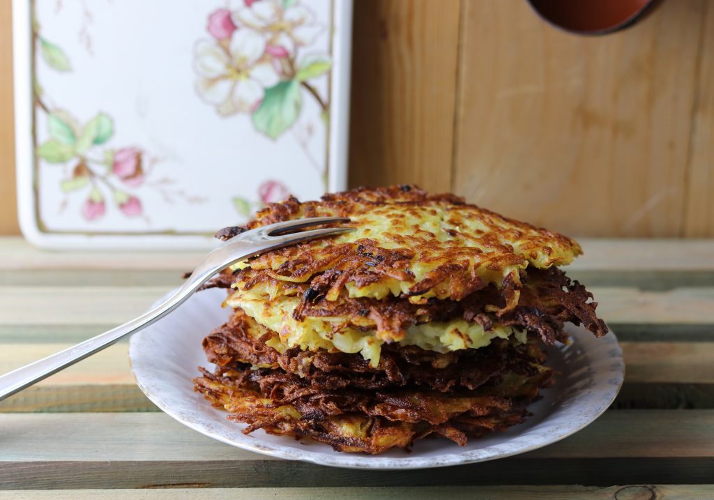 Frische Kartoffelpuffer. Natürlich als veganes Rezept.
