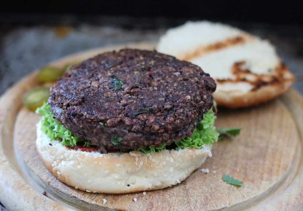 Belegen der Tex-Mex Nacho Burger: Saftig-deftiger Black Bean Patty