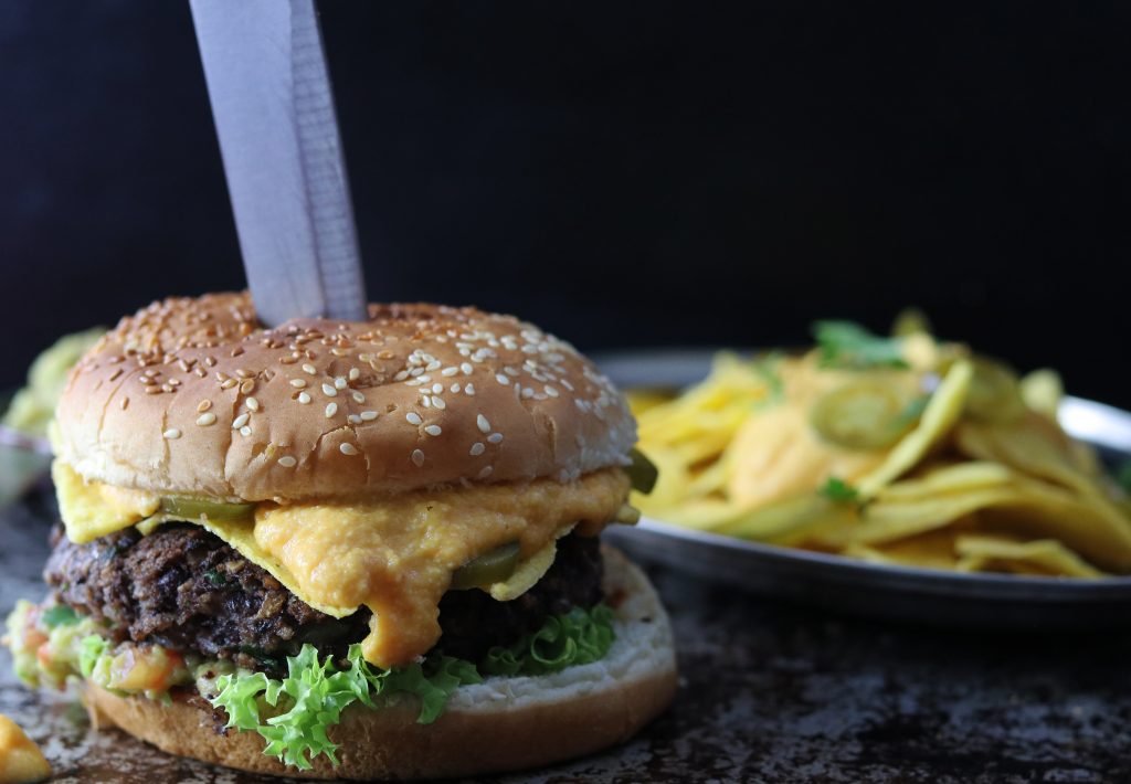 Tex-Mex Nacho Burger mit Black Bean Patties, eine wunderbare Burgervariante