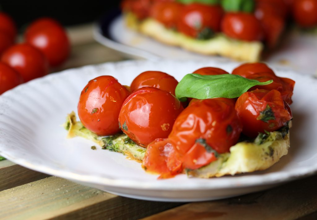 Gestürzte Cherrytomaten-Tarte mit Basilikum - Dailyvegan