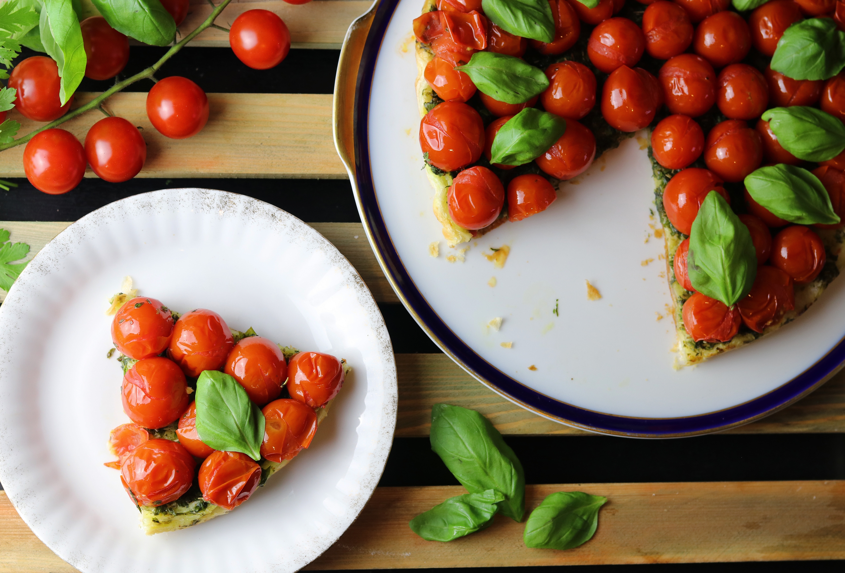 Gestürzte Cherrytomaten-Tarte mit Basilikum - Dailyvegan