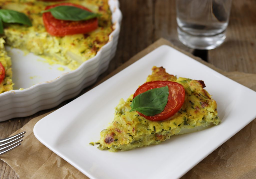 Die Frittata ist ein ganz köstliches Gericht der italienischen Küche, das oft als Mischung zwischen einem Omelett und einer Quiche betrachtet wird.