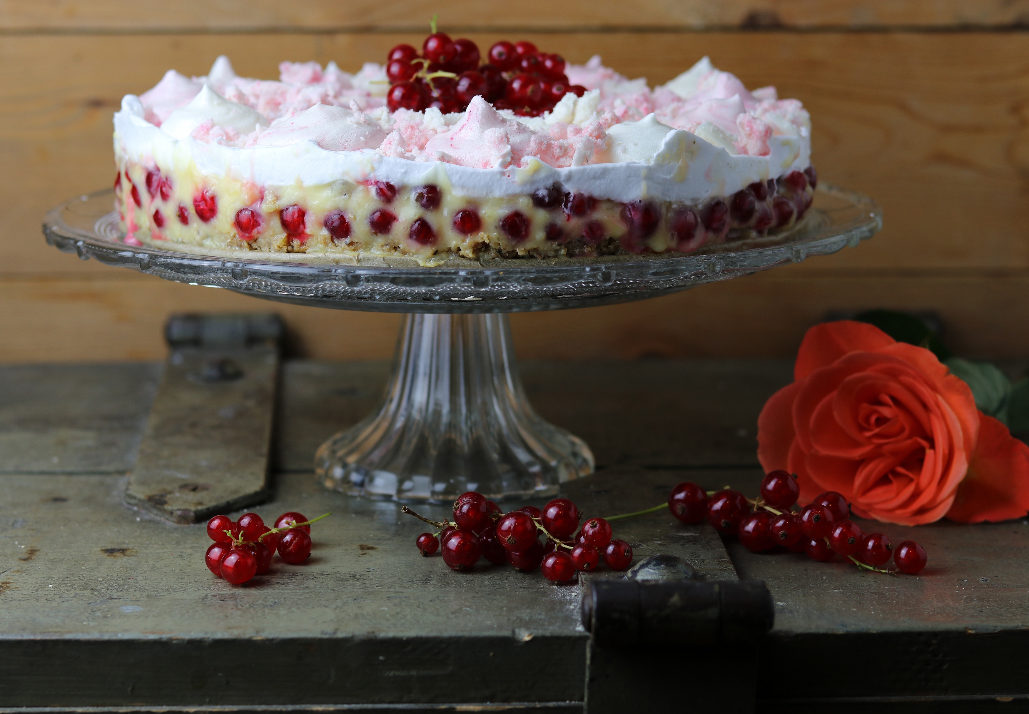 Johannisbeer-Baiser-Sahnekuchen