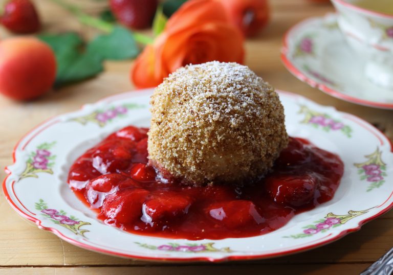 Marillenknödel (Aprikosenknödel) auf Erdbeerkompott - Dailyvegan