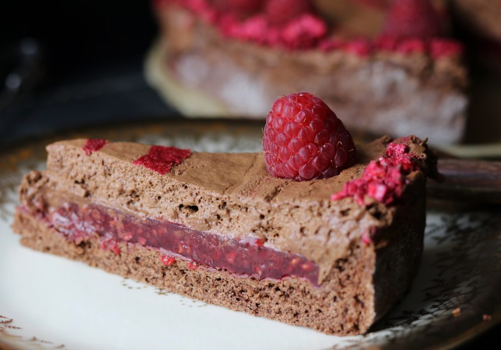 Mousse au Chocolat Kuchen mit innerem Himbeerspiegel - Dailyvegan