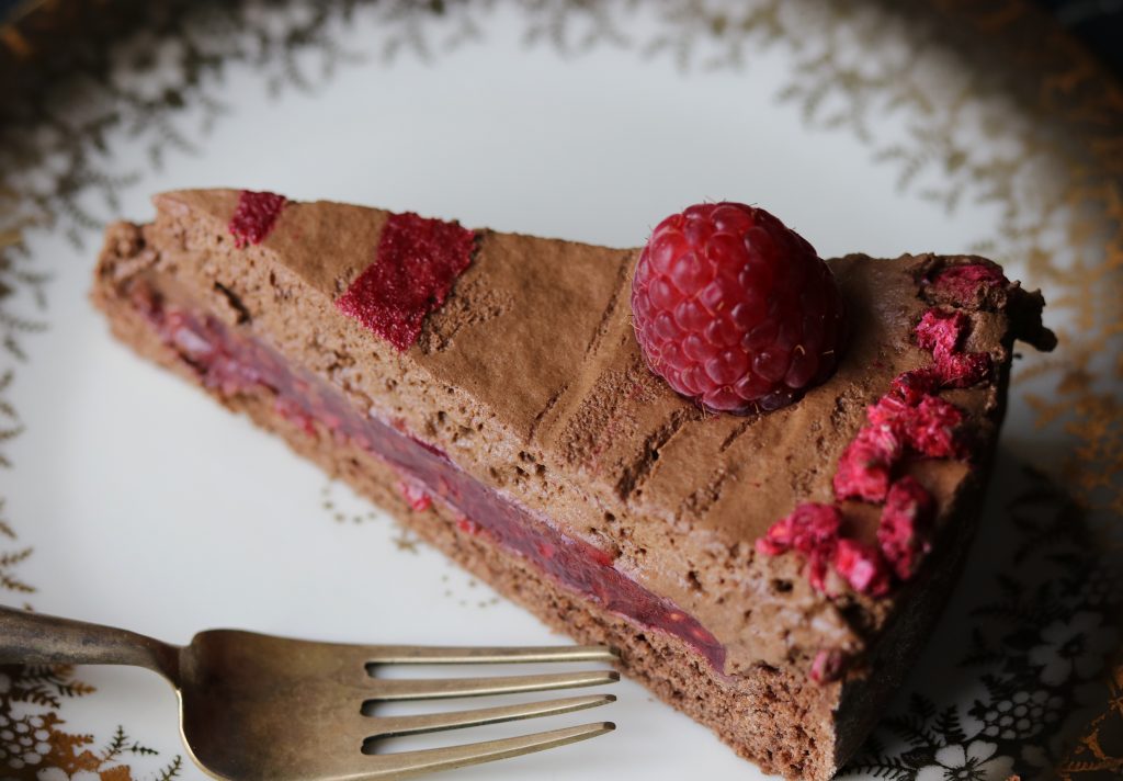 Mousse au Chocolat Kuchen mit innerem Himbeerspiegel - Dailyvegan