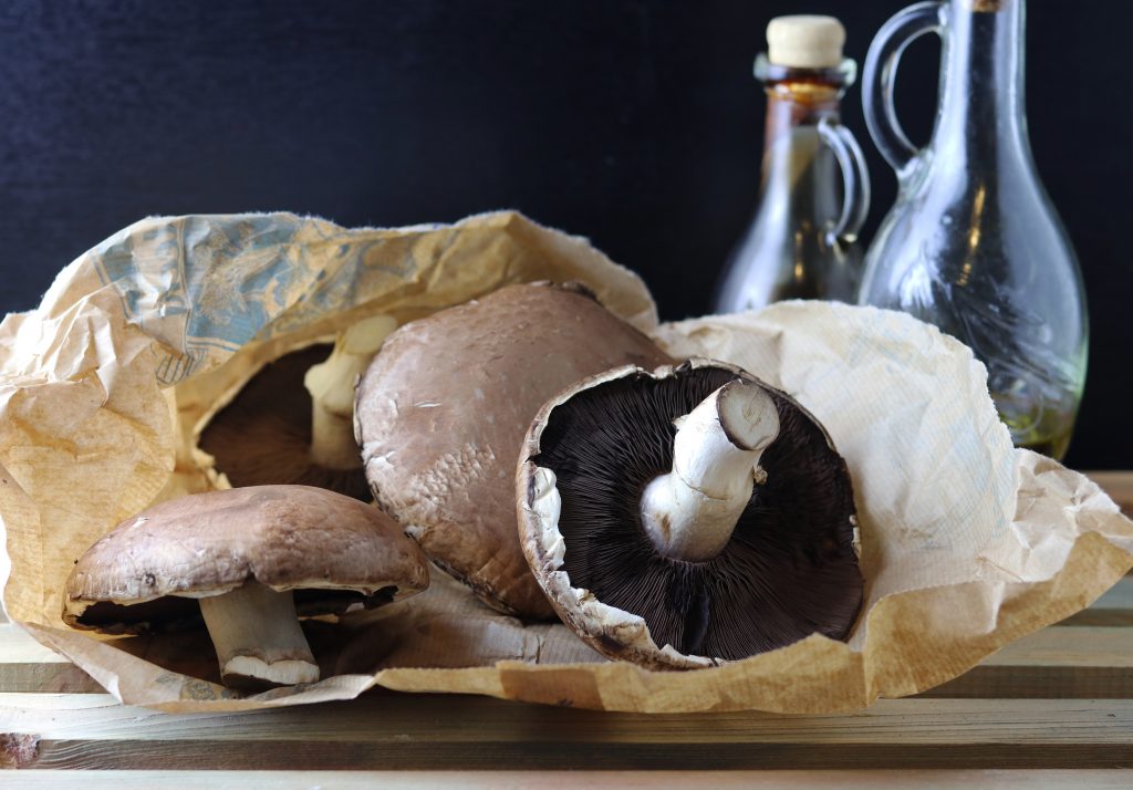 1. Rohe Portobello Champignons. Davon müssen zuerst die Stiele entfernt werden.