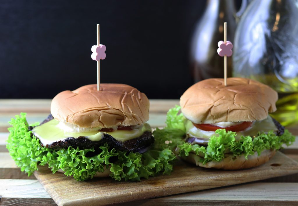 Mit glutenfreien Burgerbrötchen sind die Portobello-Burger glutenfrei