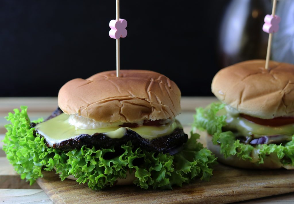 Ihre fleischige Konsistenz macht diese Portobello-Burger aus.