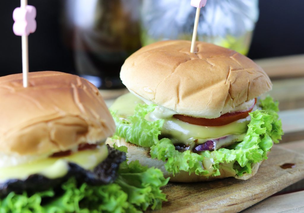 Veganer Cheeseburger mit einem Patty aus Riesenchampignons