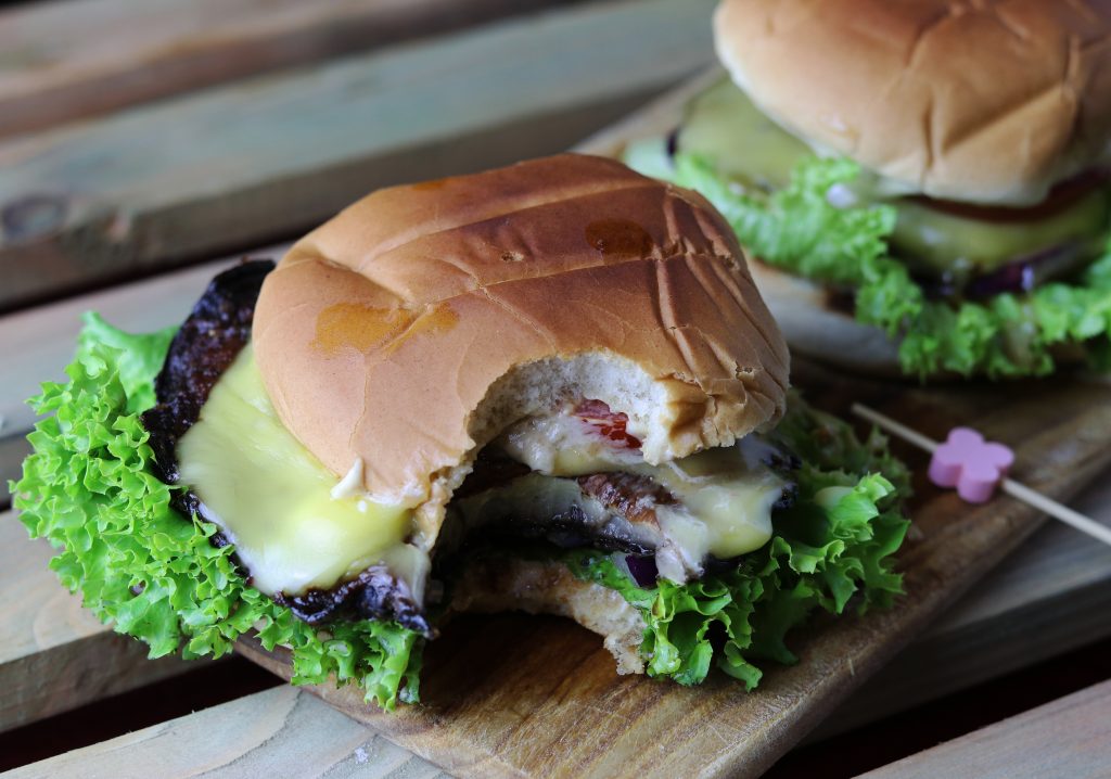 Vegane Portobello-Burger mit dem Portobellopilz als Burger Patty