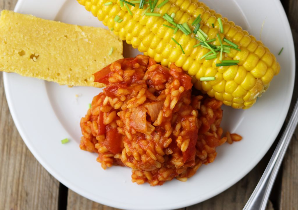 Cornbread mit rotem mexikanischem Reis und Maiskolben
