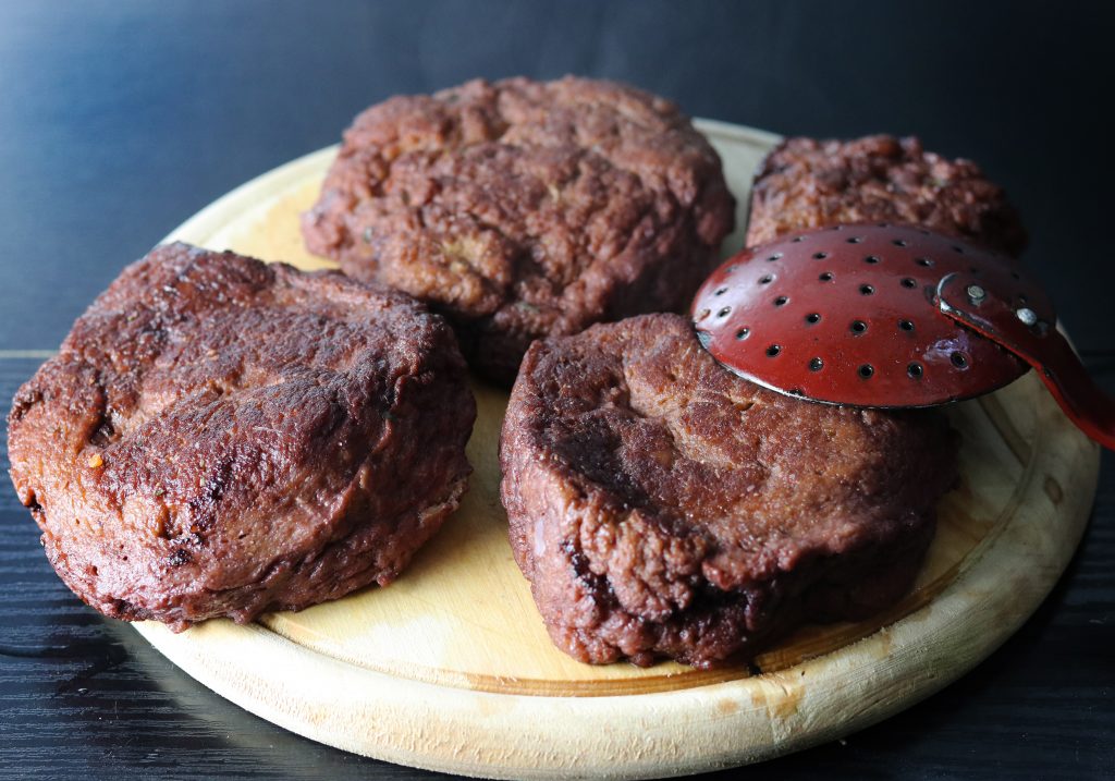 Die veganen Steaks müssen nach dem Garen auskühlen.