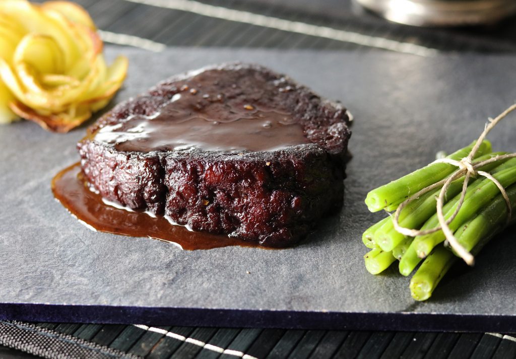 Seitan Steaks in Rotweinglasur mit grünen Bohnen und Kartoffelrosen.